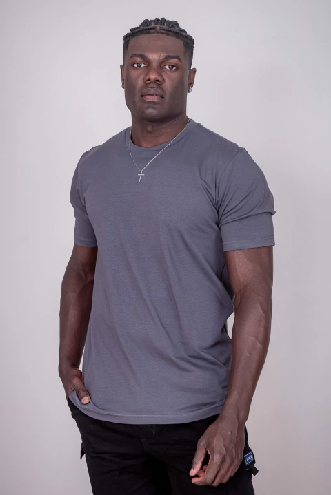 Homem vestindo uma camisa T-shirt Pima Extreme cinza da nova coleção, com modelagem moderna e tecido tecnológico.