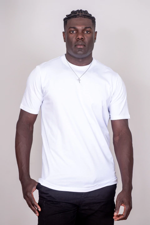 Homem vestindo camisa T-shirt Pima Extreme branca, peça da coleção nova de camisas tecnológicas.