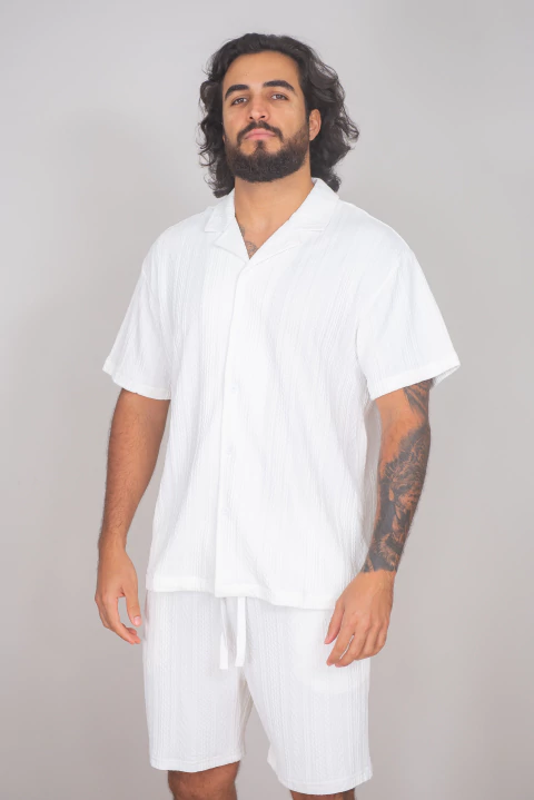 Homem vestindo Conjunto 3D Off White com camisa de manga curta e bermuda texturizada, da Coleção Nova.