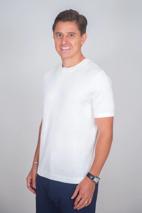 Homem vestindo uma camisa de linha New Off White de manga curta, com tecido texturizado, ideal para looks masculinos modernos.