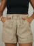 Short feminino em poliéster caqui com bolsos frontais e cintura elástica.