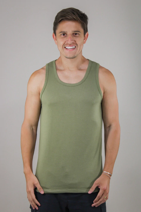 Homem vestindo regata canelada verde musgo, peça de roupa casual masculina.