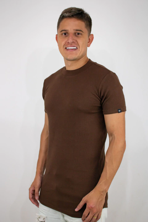 Homem vestindo camisa canelada classic marrom de manga curta, peça masculina ideal para o dia a dia.
