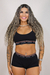 Mulher usando calcinha box preta e top preto combinando