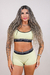 Modelo usando conjunto de top e calcinha box verde abacate da marca Utan.
