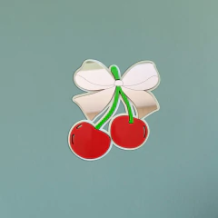 Cerezas rojas con moño en espejo acrílico rosado - tienda online