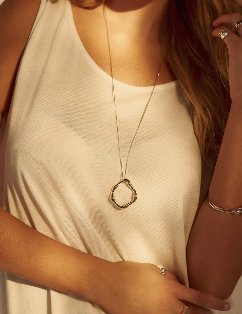 Colar Longo com Pingente Forma Orgânica