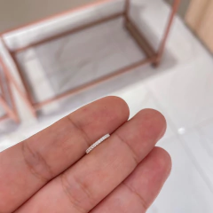 Piercing nariz/hélix cravejado fino