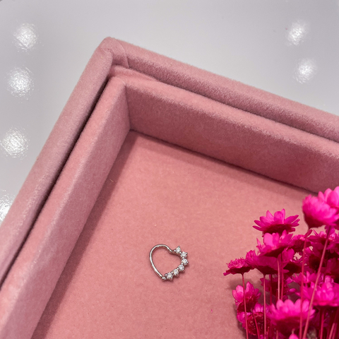 Piercing Coração Cravejado 8mm Daith/Hélix esquerdo