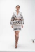 Mulher usando um cardigan Mont Blanc com detalhes em preto e marrom, cinto na cintura e botas altas.