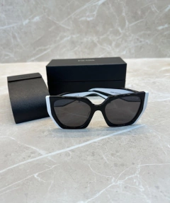 Óculos Prada Preto e Branco Italiana