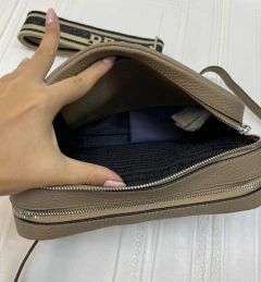 Bolsa Com Alça De Ombro Bege Italiana - Romaly Grifes