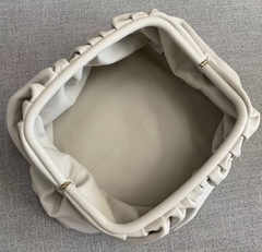Bolsa Bottega Veneta The Pouch Off White Italiana na internet