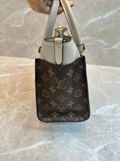 Bolsa Louis Vuitton On My Side PM Italiana - Romaly Grifes Bolsas