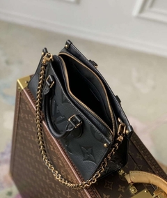 Bolsa Louis Vuitton OnTheGo East West Preta Italiana - loja online
