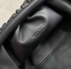 Bolsa Bottega Veneta The Pouch 20 Pequena Preta Italiana - Romaly Grifes