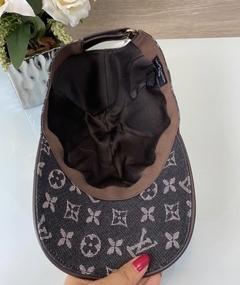 Boné Louis Vuitton Cinza Italiana - Romaly Grifes Bolsas