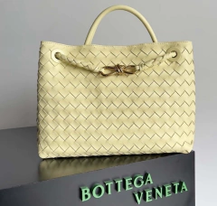 Bolsa Bottega Veneta Andiamo Amarela Média Italiana