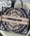 Bolsa Dior Book Tote Bordado Tie & Dior Multicolorido Italiana
