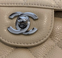 Bolsa Chanel 2.55 Clássica Caviar Bege com Prata Italiana - comprar online