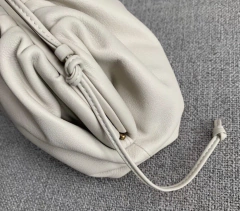 Bolsa Bottega Veneta The Pouch 20 Pequena Off White Italiana - comprar online