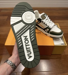Tênis Louis Vuitton Trainer Branco E Verde Militar Masculino Italiana - comprar online