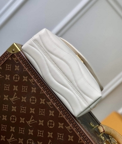 Bolsa Louis Vuitton Hold Me Off-White Italiana na internet