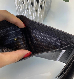 Carteira Prada de Couro Saffiano Preta Pequena Italiana na internet