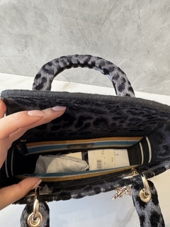 Bolsa Lady Dior D-Lite Média Toile De Jouy Reverse Italiana - Romaly Grifes Bolsas
