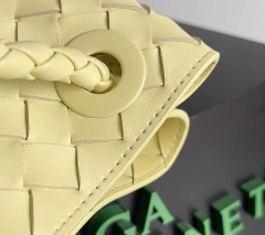 Bolsa Bottega Veneta Andiamo Amarela Média Italiana na internet