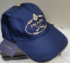 Boné Prada Bordado Italiana - Romaly Grifes Bolsas