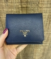 Carteira Prada de Couro Saffiano Azul Marinho Pequena Italiana