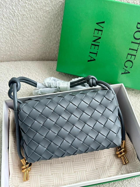 Bolsa Bottega Loop Pequena Azul Italiana - comprar online