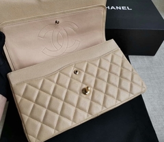 Bolsa Chanel 2.55 Clássica Jumbo Caviar Bege Italiana - comprar online