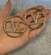 Brinco VLTN Argola Logo Dourado com Strass Italiana