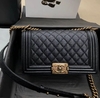 Bolsa Chanel Leboy Média Preta/Dourada Caviar Italiana