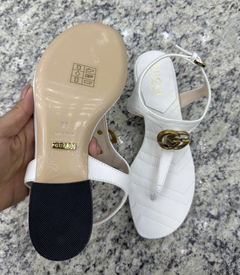 Sandália Rasteira Gucci Branca/Dourada Italianas - Romaly Grifes Bolsas