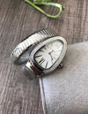 Relógio Bulgari Serpenti Prata com Fundo Branco e Brilho Italiana