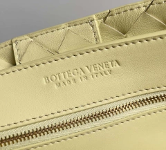 Bolsa Bottega Veneta Andiamo Amarela Média Italiana - loja online