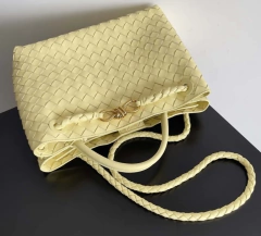 Bolsa Bottega Veneta Andiamo Amarela Média Italiana - comprar online