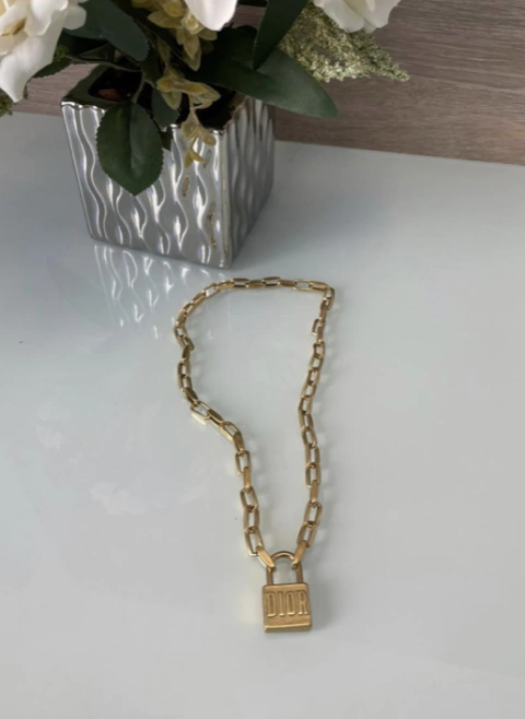 Colar Dior Dourado com Cadeado Italiana