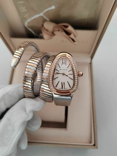 Relógio Bulgari Serpenti Rosé e Prata com Fundo Branco e Brilho Duas Voltas Italiana