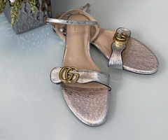 Sandália Rasteira Gucci Couro Prateado Double G Italiana