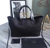 Bolsa Bottega Cabat Grande Preta Italiana