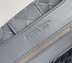 Bolsa Bottega Veneta Andiamo Cinza Claro Média Italiana - loja online