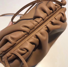 Bolsa Bottega Veneta The Pouch 20 Pequena Caramelo Italiana - comprar online