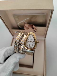 Relógio Bulgari Serpenti Dourado e Prata com Fundo Branco Duas Voltas taliana
