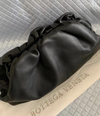 Bolsa Bottega Veneta The Pouch Preta Italiana