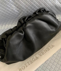 Bolsa Bottega Veneta The Pouch Preta Italiana