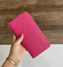 Carteira Louis Vuitton Zippy Monogram Empreinte Rosa Italiana - Romaly Grifes Bolsas